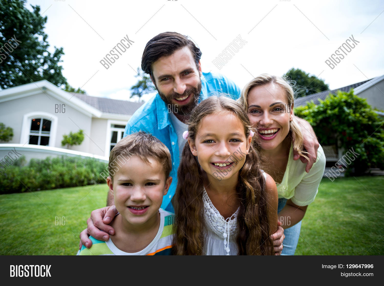 пенсионер с ключами от квартиры фото. Standing outside. пара в кинотеатре на улице. Best homes for first time home buyer. Standing outside.