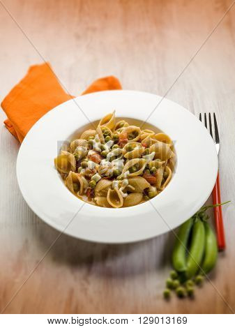 pasta with mozzarella fresh peas and tomatoes