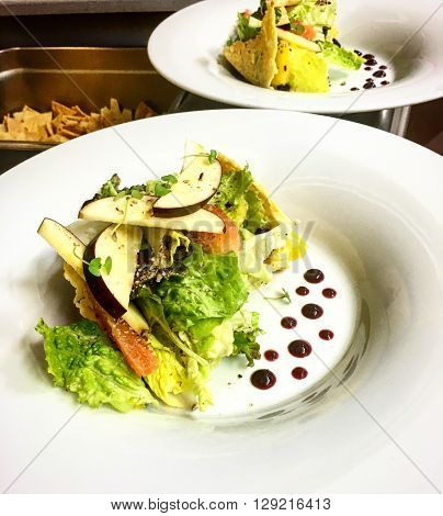 Ensalada fresca con crocante de parmesano, pasas y manzana