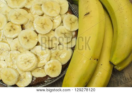banana tart, placing the sliced bananas on the tart