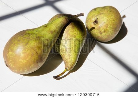 Three peras on the table