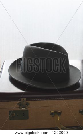 Man'S Hat op een Vintage koffer