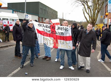Demonstranti EDL (anglická liga obrany) v Luton, Velká Británie