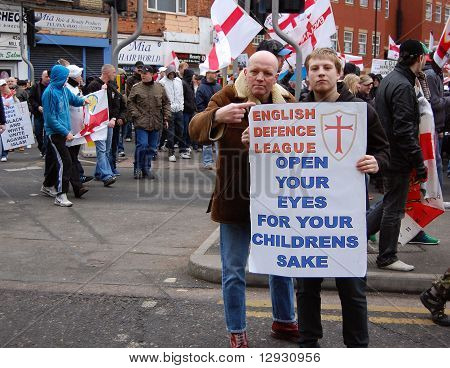 Demonstranti EDL (anglická liga obrany) v Luton, Velká Británie