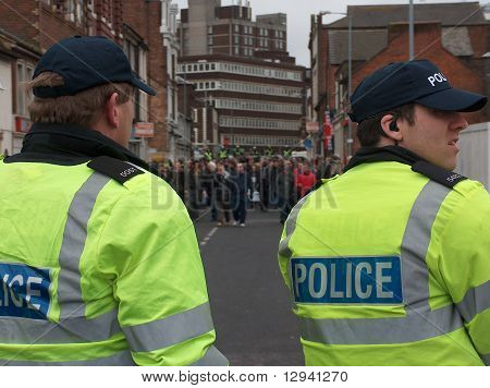 La polizia antisommossa affrontare i manifestanti UAF a Luton, Regno Unito