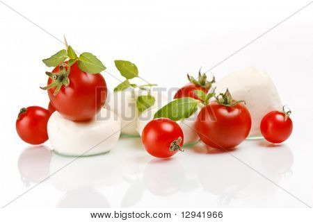 Tomaten mit Mozzarella und Basilikum