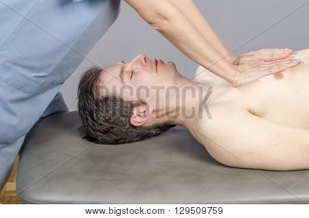 Physiotherapist is doing a lung viscero fascia.