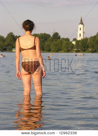 chica en agua y de la iglesia 2