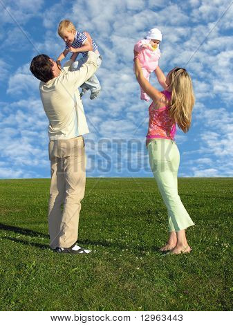 Familie mit zwei Kindern und cloudfield