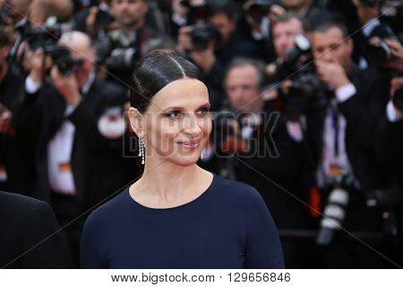 Juliette Binoche attends the 'Slack Bay (Ma Loute)' premiere during the 69th annual Cannes Film Festival at the Palais des Festivals on May 13, 2016 in Cannes, France. 
