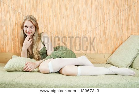 Sexy Girl auf Sofa liegend