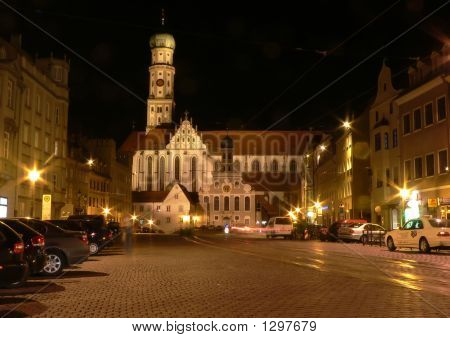 St Ulrich kirkko yöllä. Augsburg