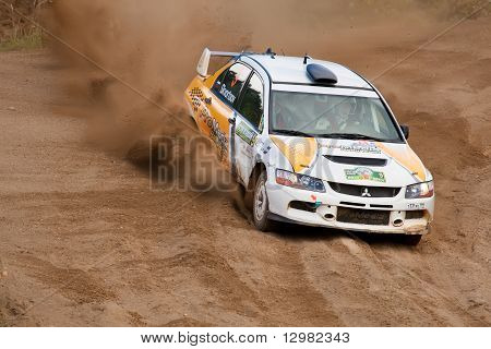 Rostov, Rússia - 05 de setembro: Uriy Volkov dirige carros de Subaru Impreza durante Rostov Velikiy Rússia