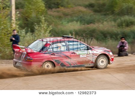 Rostov, Rússia - 05 de setembro: Uriy Volkov dirige carros de Subaru Impreza durante Rostov Velikiy Rússia