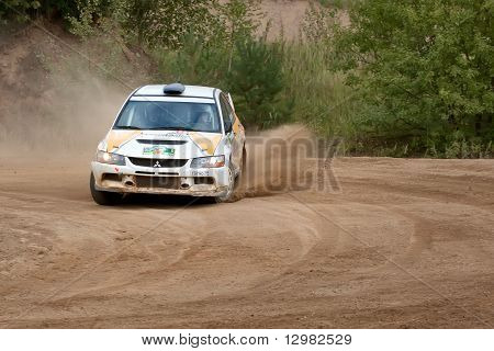 Rostov, Rússia - 05 de setembro: Uriy Volkov dirige carros de Subaru Impreza durante Rostov Velikiy Rússia