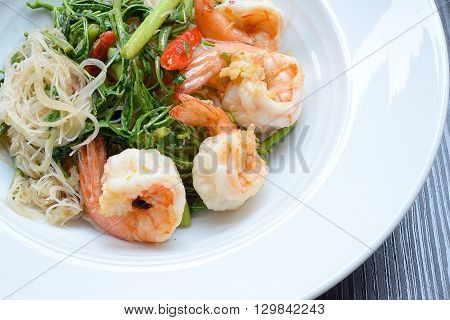 shrimp Rapporteur fried noodles Spicy Chinese food.
