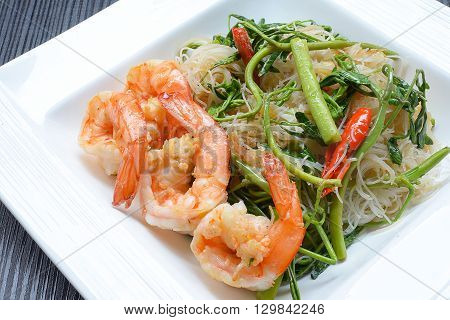 shrimp Rapporteur fried noodles Spicy Chinese food.