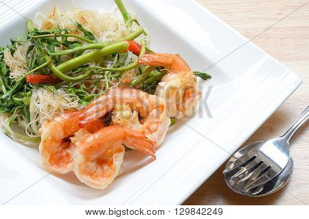 shrimp Rapporteur fried noodles Spicy Chinese food.