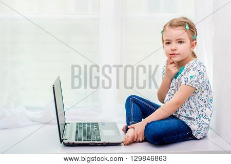 4 years old girl using a laptop