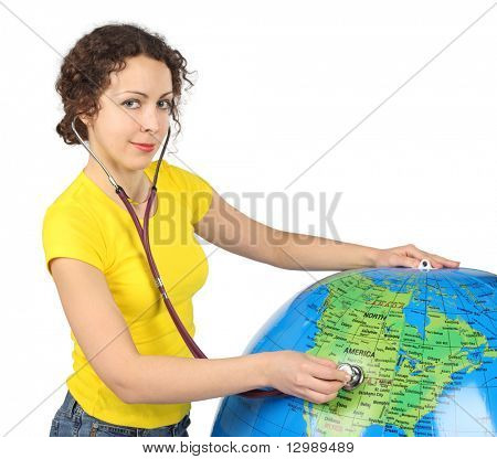 Young Beauty Woman mit Stethoskop und große aufblasbare Globus, halbe Stelle, Horizontal, isoliert auf Whi
