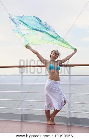ทรามยฟู kerchief ยืนบนดาดฟ้ากับล่องเรือ