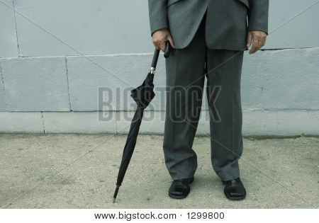 Homme d'affaires avec parapluie