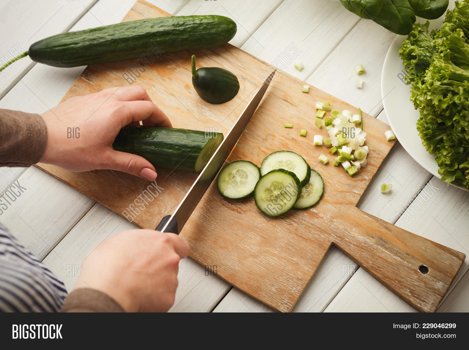 Нарезка огурца для роллов. Точилка для овощей и фруктов. Терка для огурцов соломкой. Приспособление для нарезки овощей. Нож для нарезки овощей.