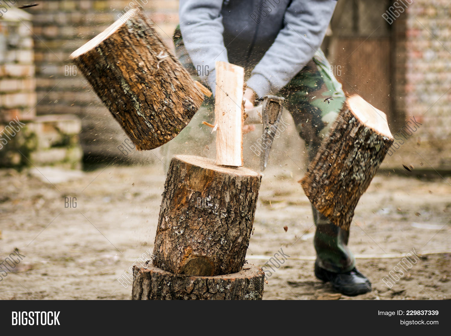 К чему снится рубить. Топор для дров. Рубка дров. Щепка дерева. К чему снится рубить.