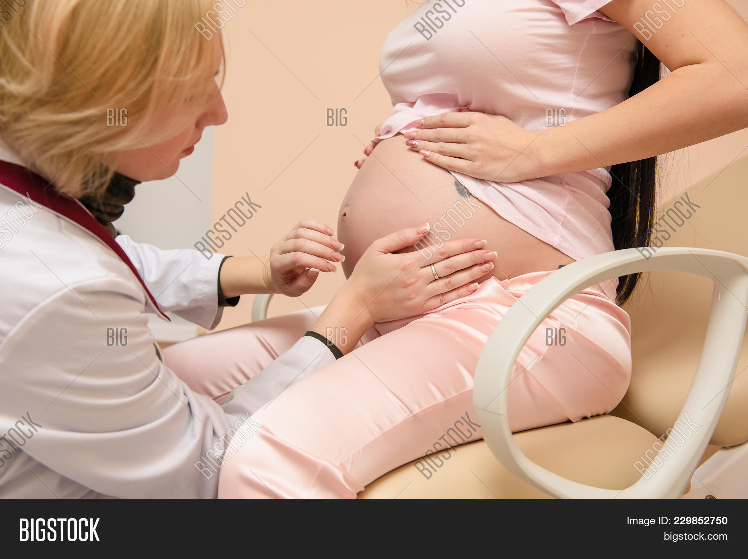 Осмотр гинеколога беременной женщины. Гинекологический осмотр. Обследование женщин. Осмотр беременной врачом. Осмотр гинеколога беременной женщины.
