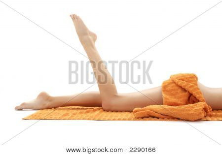 Le gambe lunghe di Lady rilassata con Orange asciugamano #2