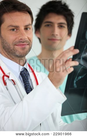 Dva lékaři zkoumat X ray