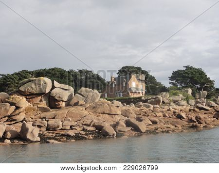 The Ile Aux Oiseaux Is A Small Island Of The Gulf Of Morbihan Belonging To The State. She Is Managed