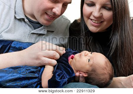 Yeni doğan bir bebek ile mutlu anne