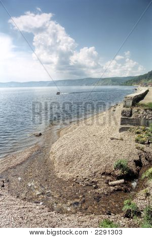 สาบไบชายฝั่งของคาใกล้เคียงกับแหล่งที่มาของแม่น้ำ Angara