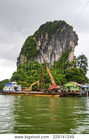 Canoeing At Koh Hong Islandphang-nga, Thailand Thailand 21 May 2017 : Koh Panyee Settlement Built On