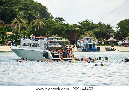 Canoeing At Koh Hong Islandphang-nga, Thailand Thailand 21 May 2017 : Koh Panyee Settlement Built .d