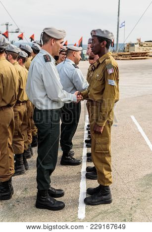 Mishmar David, Israel, Februar 21, 2018 : Officers Of The Idf Talk With A Soldier During The Formati