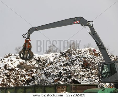 The Hydraulic Grab Cleans And Tampens The Metal Debris. The Excavator Lifts And Throws The Load With