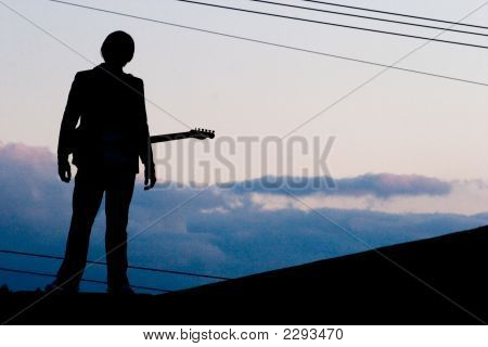 Músico silueta al atardecer