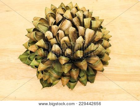 Closeup Of  Dry Green Pandanus Palm, Fragrant Pandan, Pandom Wangi Leaves Make To Flower On Wooden