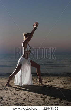 Donna giovane e bella rilassante sulla spiaggia in Grecia al tramonto - backlightning
