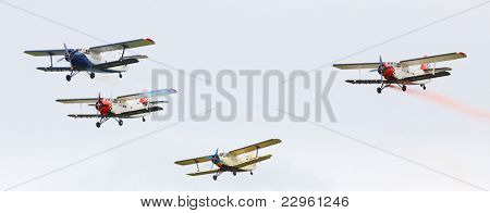 Paradropper famoso aereo storico di PILSEN, Repubblica Ceca - 27 agosto: Antonov An-2 patrimonio di Flyin