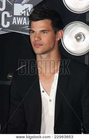 LOS ANGELES - AUG 28: Taylor Lautner přijíždí na 2011 MTV Video Music Awards v LA Live na