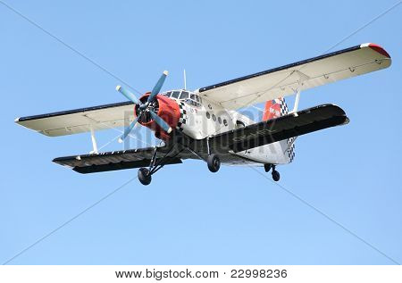 Paradropper famoso aereo storico di PILSEN, Repubblica Ceca - 28 agosto: Antonov An-2 patrimonio di Flyin