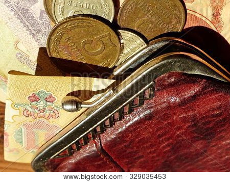 Old Leather Wallet With Soviet Paper Bills And Metal Coins. Closeup. Retro. Banknotes Of The Ussr - 
