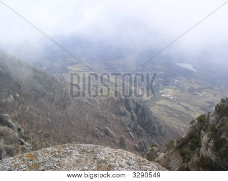 La vista dalla cima nebbiosa Dimerdzhi