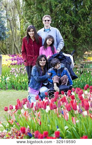Familie med handicappet dreng i slotshaven tulipaner