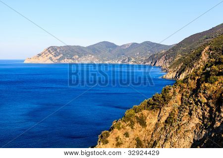 근처 코르 닐 마을의 리아 Cinque Terre, 이탈리아에서 거칠고 바위 해안