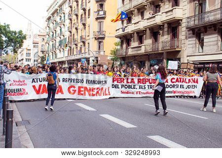 Barcelona, Spain - October 18, 2019: A Crowd Of People Walking At Via Laietana During Protests In Ca