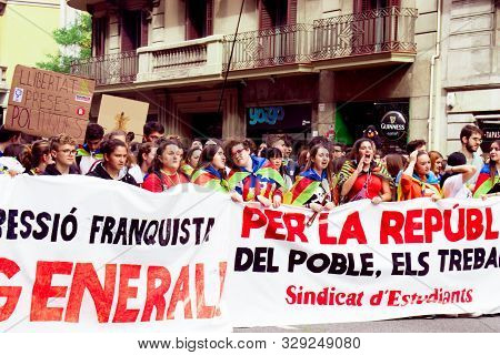 Barcelona, Spain - October 18, 2019: A Crowd Of People Walking At Via Laietana During Protests In Ca